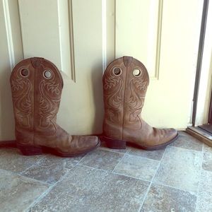 Used ARIAT  boots